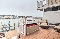 Canal-Front Escape w/ Dock: Walk to Maryland Beach - parcheggio