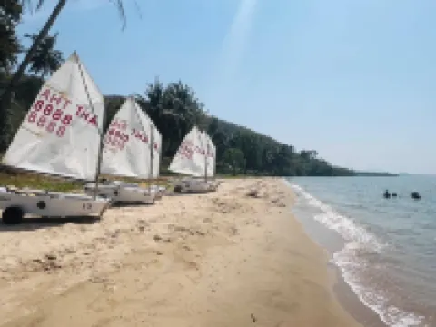 บจก. จันทร์สมบีชรีสอร์ท