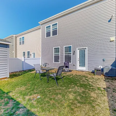 3BR Dog-friendly Townouse w/ Grill, Fireplace, AC