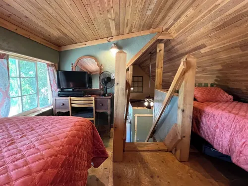 Clean cozy cabin within 1/2 mile of 2 lakes and 100’s of sq miles of wilderness.