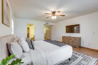 Heated Pool & Lake Views: Goodyear Getaway - Balcony
