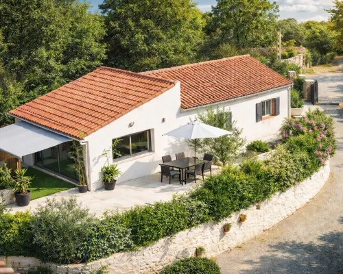 Detached 2-Bedroom House with Private Garden and Terrace. Quiet Location and Pool Hotels in Pertuis