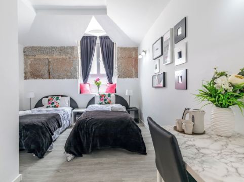 Ayz Juan de Mena - Auto Check-in Property