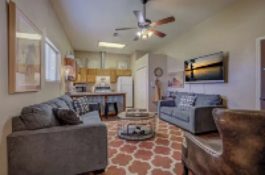 Guest House with horse privilege's, in the country & beautiful neighborhood.