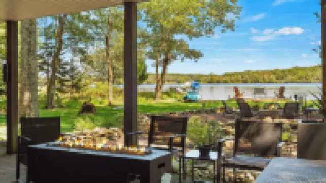 Lake Daze by AvantStay Lakefront w Modern Interior Enclosed Porch Hot Tub Hotels in Coolbaugh Township