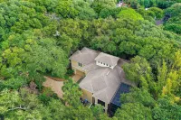 Lovely Home for Entertaining with Saltwater Plunge Pool, Spa & Outdoor Kitchen