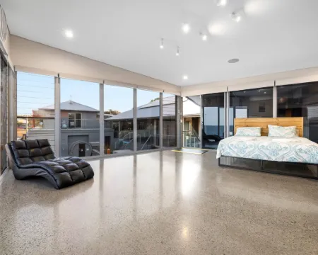 Striking Luxury Home With Garden & BBQ Hotels in Margate