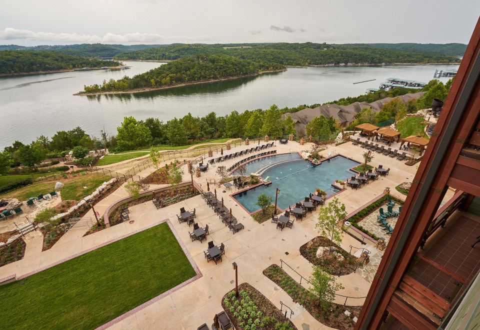 힐튼 리조트의 모던한 거실 공간