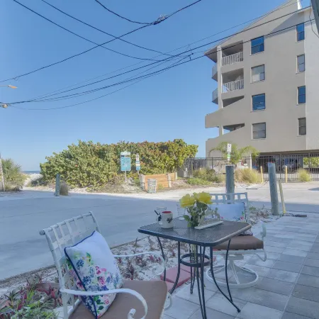 Breezy White Sands House Steps to Gulf Shore!