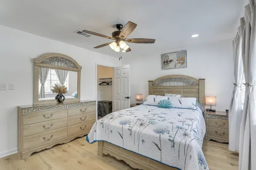 1/2 Mi to Sylvan Beach Park! Chic Townhome w/ Yard - Beach