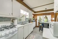 Bushnell Riverside Retreat w/ Hot Tub & Game Shed