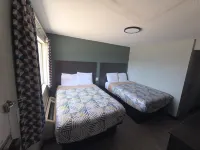 Super 7 Inn