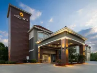 La Quinta Inn & Suites by Wyndham Baton Rouge Denham Springs Hotels near Fiesta Park