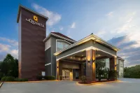 La Quinta Inn & Suites by Wyndham Baton Rouge Denham Springs Hotels near Sharp Road Park