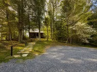 Charming Cabin. Located between New River Gorge and Summersville Lake