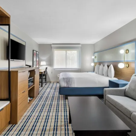 AmericInn by Wyndham Delafield Отели в г. Делафилд