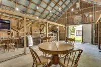 Historic Barn/Lodge and 3 Others - 2 Mi from Town - Alloggi