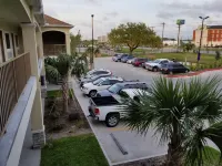 Scottish Inns & Suites Bay City, TX - 주차장