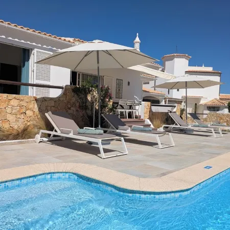 Ruime Villa van 280m2 met Zwembad in Olhos D'agua