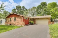 Fenced Yard & Patio! Shawnee Getaway 2 Mi to Dtwn - Wifi