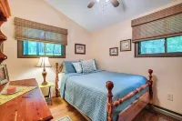 Charming Hedgesville Retreat w/ Deck + Fireplace! - Homestays