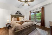 Cozy Creekside Stay for 8 - Chalets