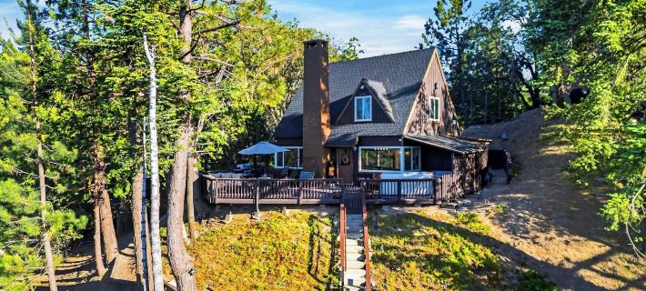 Emerald Overlook by Avantstay Hot Tub + Fire Pit + BBQ Deck Lake + Mtn Views Hotels in Lake Arrowhead