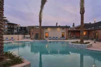 Landing Beautiful 1bd, Courtyard, Clubhouse - مسبح