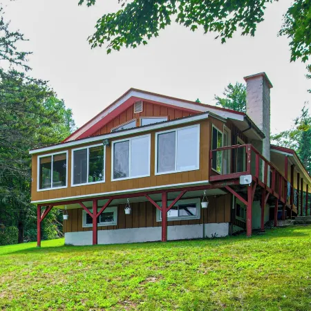 Pond & Snowmobile Trails On-site: Errol Escape! Hotels in Errol