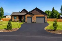 New home, close to skiing, hunting, rodeos, hiking. Fenced yard, pet friendly. - 4 tähden