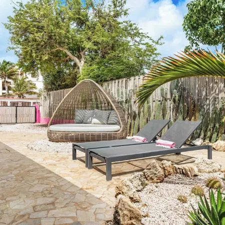 Charming apartment with AC in living, garden and walking distance to the ocean!