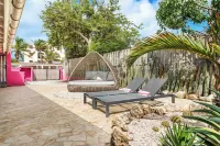 Charming apartment with AC in living, garden and walking distance to the ocean! - 2 estrellas