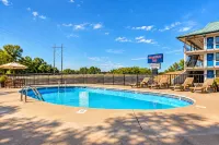 Crestview Inn Branson West by Silver Dollar City - piscina