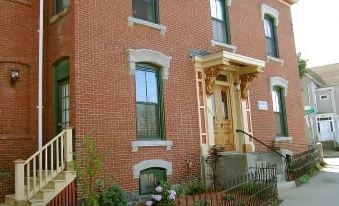 Morrill Mansion Bed & Breakfast - Housity