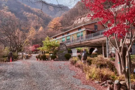 Danyang Haneulare Byeolcheonji Pension Отели рядом с достопримечательностью «Guinsa Temple»