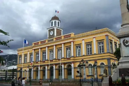 Hôtel du Centre Отели рядом с достопримечательностью «senteur blanc Woods»