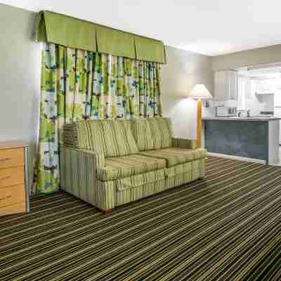 Rodeway Inn & Suites Winter Haven Chain of Lakes Rooms
