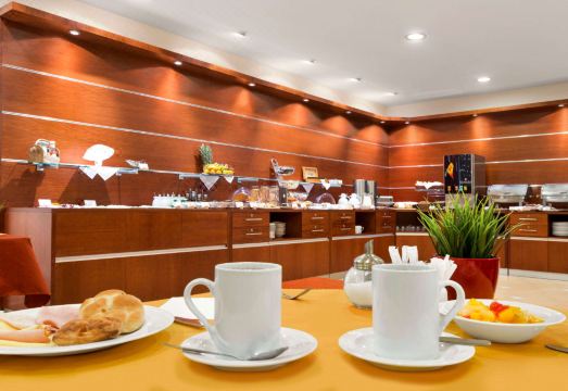 4. 라마다 에어포트..