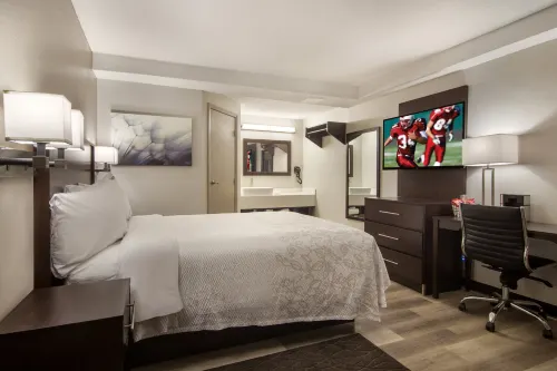 Red Roof Inn Plus & Suites Erie - parking