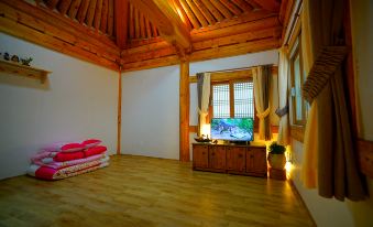 Gongju Honghwigwan Geseuteuhauseu