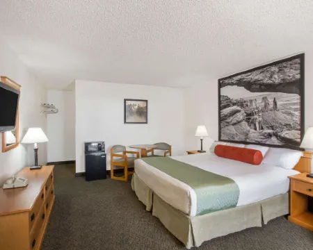 Super 8 by Wyndham Salina/Scenic Hills Area Hotels in Salina
