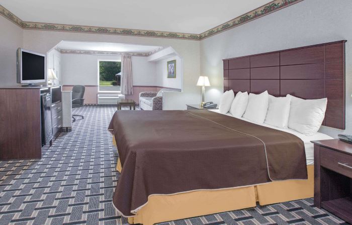 Days Inn & Suites by Wyndham Pine Bluff