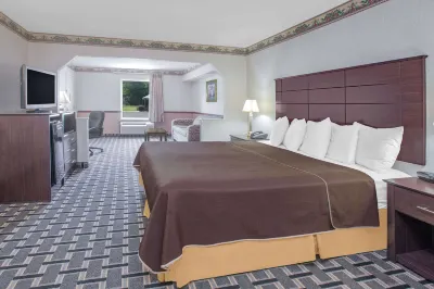 Days Inn & Suites by Wyndham Pine Bluff Hotels near Arts & Science Center-Se Arkansas