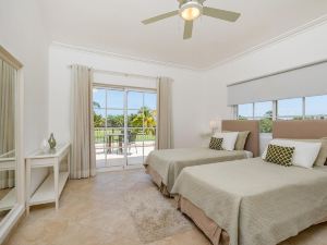 Beautiful 5-Bdr 2 Levels Villa for Rent in Punta Cana - Golf Front with Pool Jacuzzi Maid