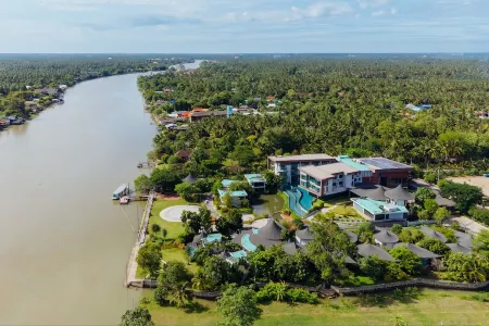 Na Tree Tara Riverside Resort Amphawa Damnoensaduak Отели рядом с достопримечательностью «Wat Bang Kung»