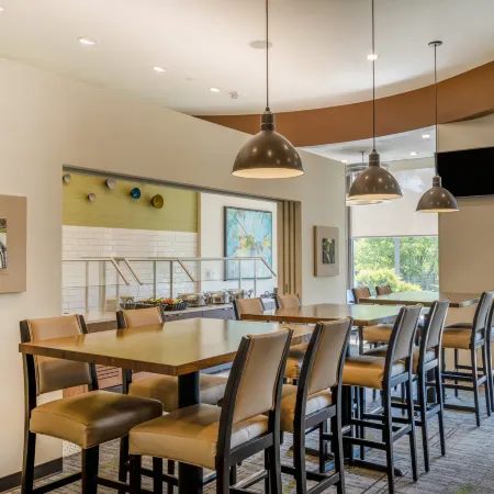 Holiday Inn GREENSBORO COLISEUM by IHG Отели рядом с достопримечательностью «Торговый центр Four Seasons»