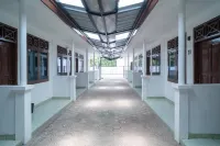 RedDoorz near Bundaran Ciceri Hotel di Kecamatan Curug