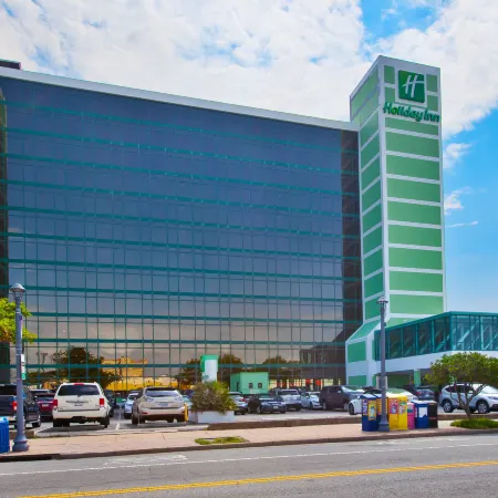 Holiday Inn VA BEACH-OCEANSIDE (21ST ST) by IHG Отели рядом с достопримечательностью «Пляж Кроатан-Бич»