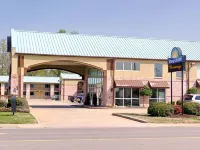 Days Inn by Wyndham Conway Отели рядом с достопримечательностью «Reynolds Performance Hall»