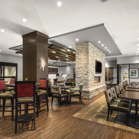 Staybridge Suites SEATTLE DOWNTOWN - LAKE UNION by IHG Отели рядом с достопримечательностью «Выставочный центр Seattle Center»